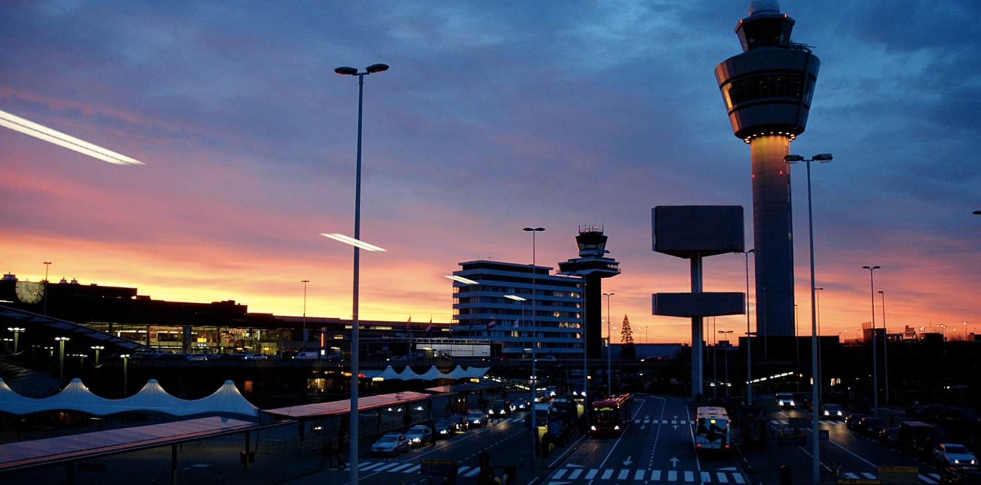 Een taxi die passagiers naar Schiphol vervoert vanuit Almere.